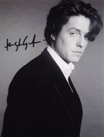 Original Autogramm von HUGH GRANT auf Großfoto