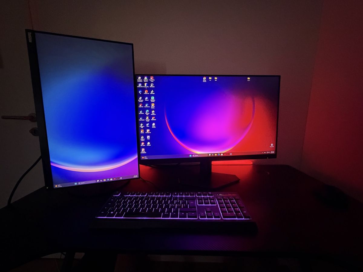Acer PC: Ultra-Gaming-PC mit zwei Monitoren – Nuovo (secondo la descrizione) da Triengen venduto da nenadovic_stefan