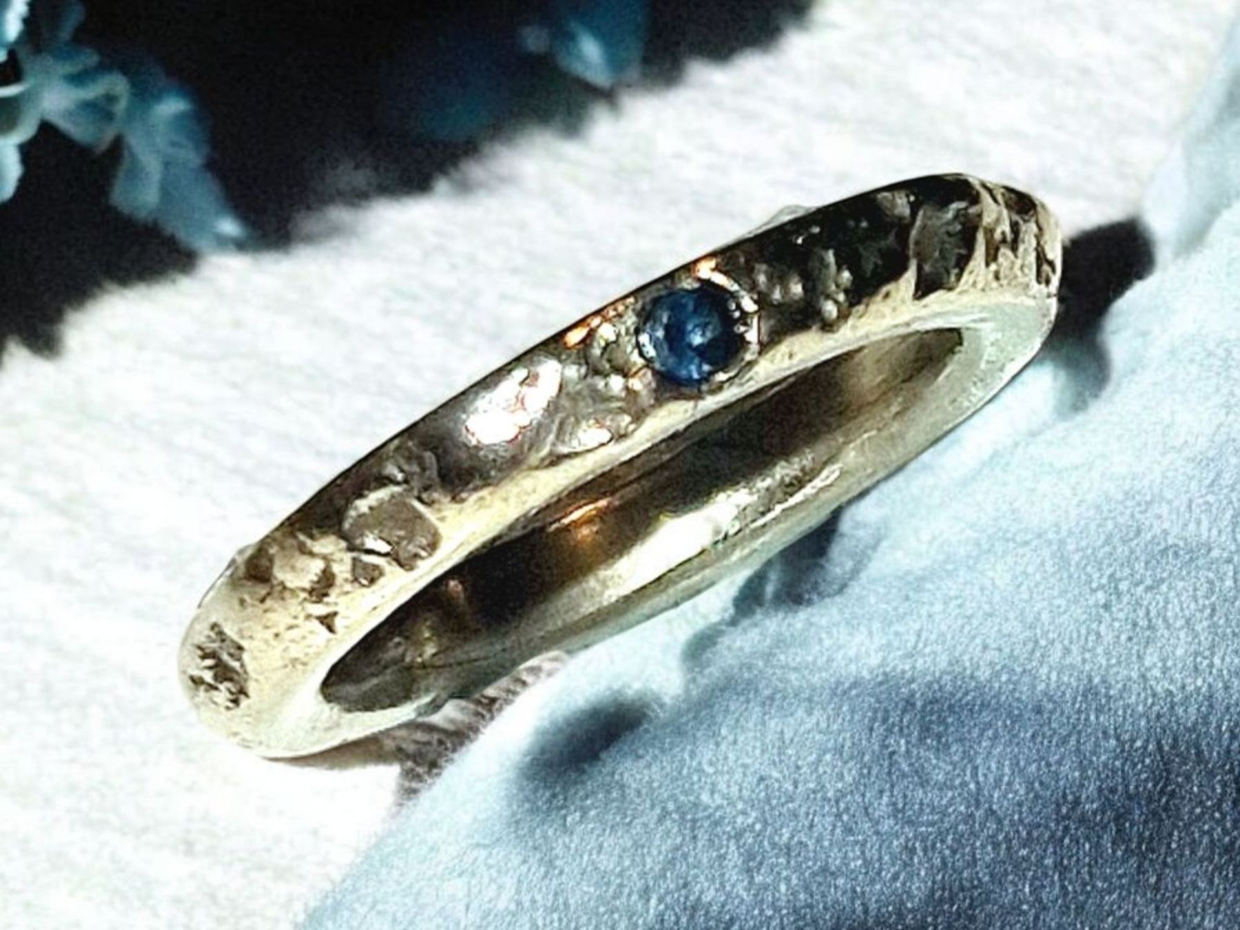 Anelli: Wilder Bronzering mit blauem Topas, Ringgrösse 49,5. – Nuovo e nell'imballaggio originale da Aarau venduto da Schmuckhoehle_MD 1