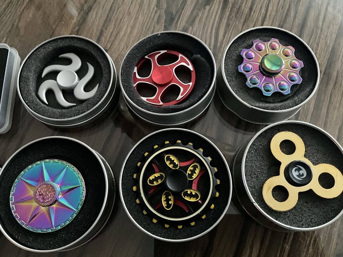 Spielzeuge: 10 x verschiedene Fighter Spinner – Gebraucht aus Oberglatt ZH von Multimix 2