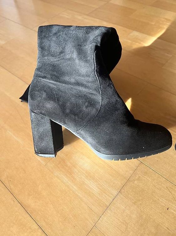Schöner schwarzer Stiefel in Wildlederioptik 3