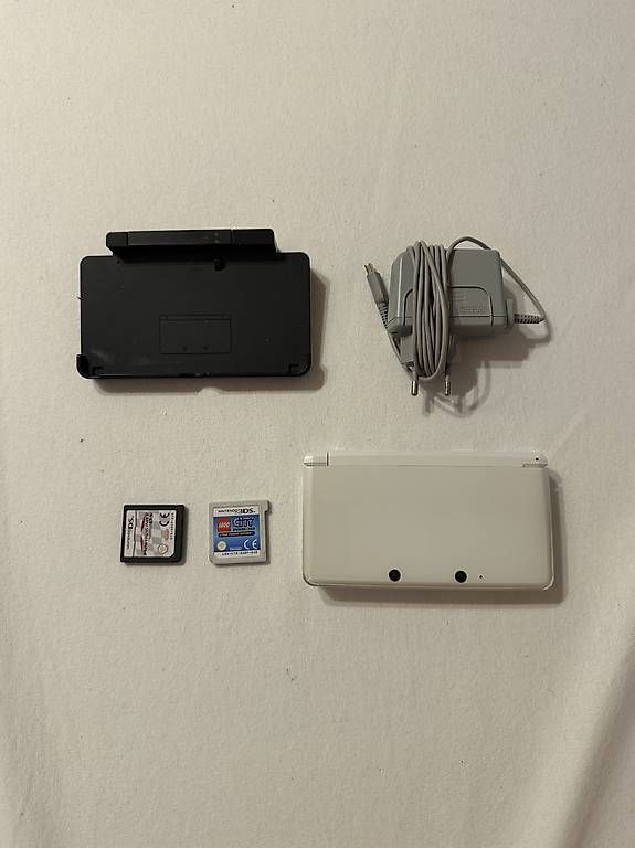 Console: Nintendo 3DS complète + support charge + 2 jeux + carte SD – Usato da La Corbaz venduto da Fred666