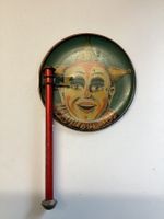 Antike Blechrassel, Clown und Pfeife doppelseitig.