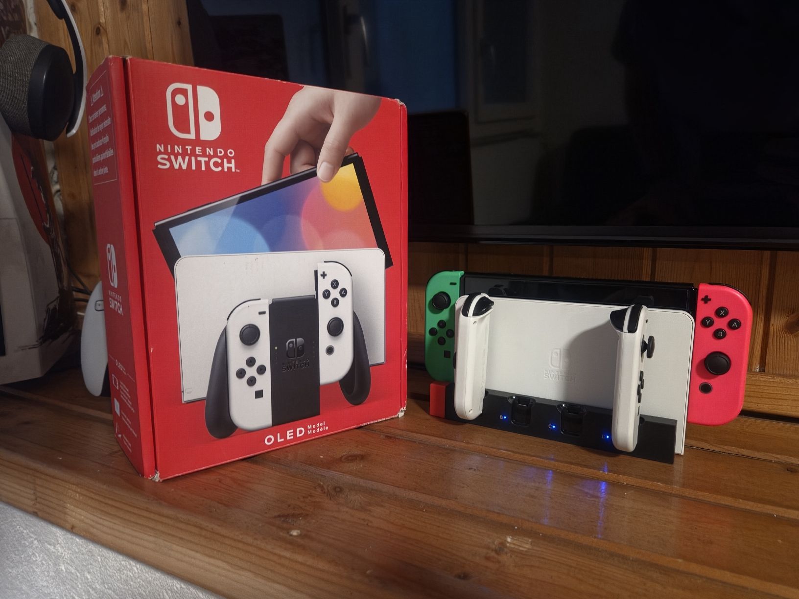 Nintendo Console: Console Nintendo Switch OLED con base e 4 joypad + 2 giochi – Usato da Bellinzona venduto da Macks 2