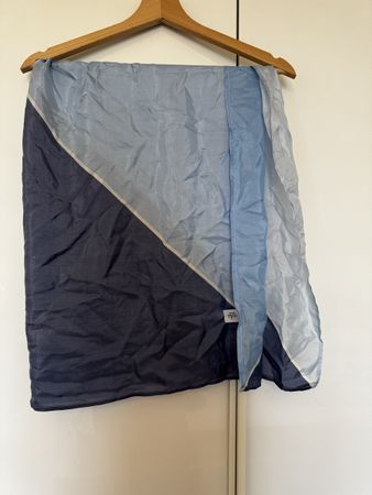 Edler Seidenschal in Blau-Tönen, 100% Seide, Top Zustand!