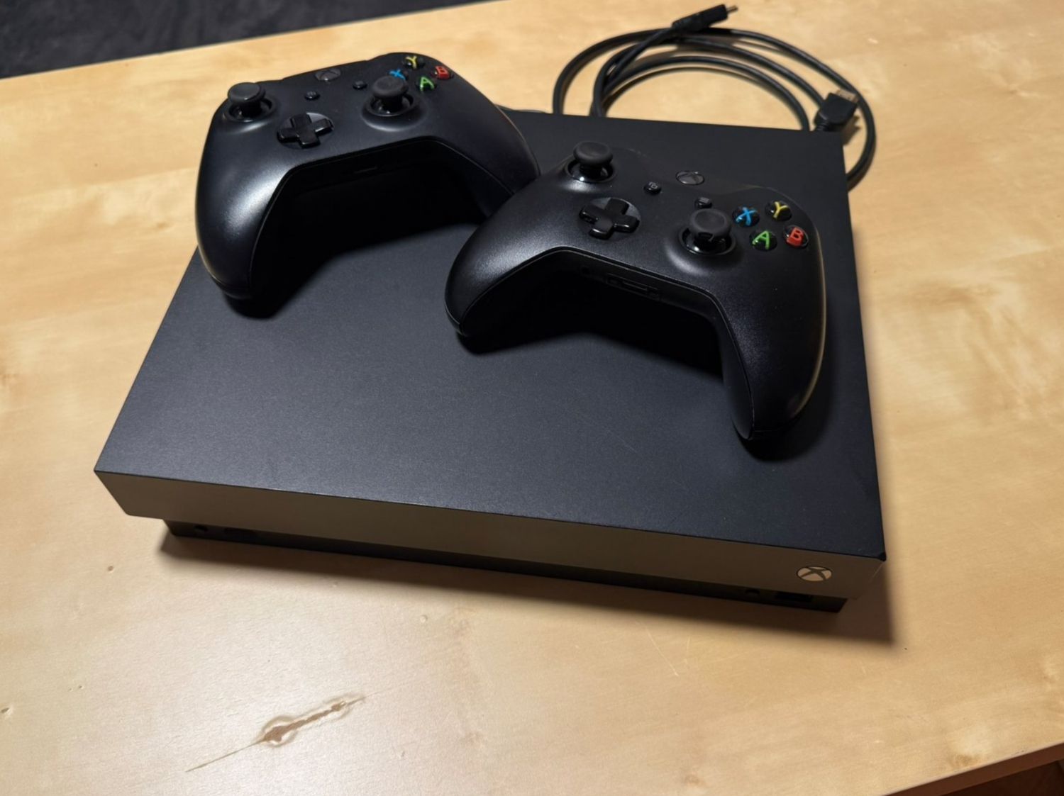 Microsoft Konsolen: Xbox One X 4K Bundle inkl. 2 Controllern & Kabel – Gebraucht aus Burgdorf von jon_jy6x
