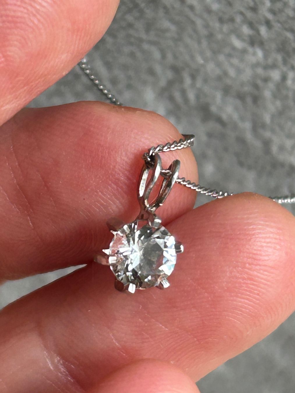 Ketten: Wunderschöne Halskette mit Zirkonia LEUCHTEND – Gebraucht aus Basel von bellespirit