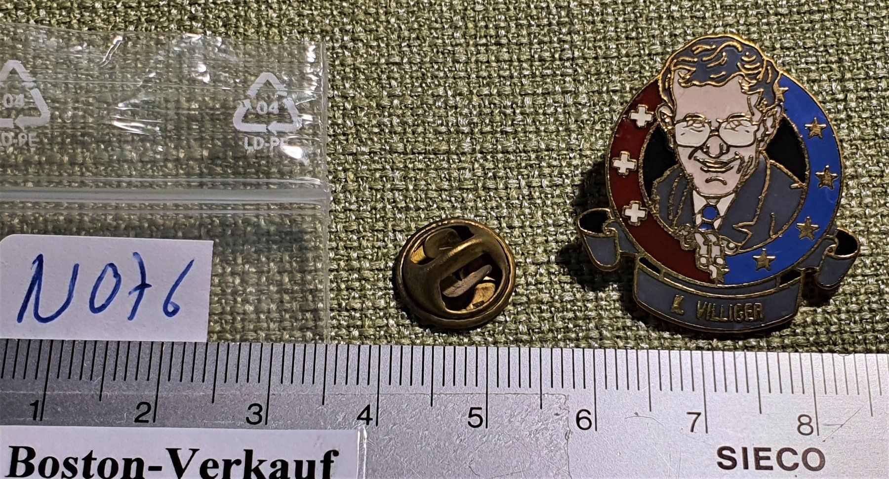 Plaketten & Abzeichen: N076 - Pin Schweizer Bundesrat K. Villiger – Gebraucht aus Reinach BL von Boston-Verkauf 1
