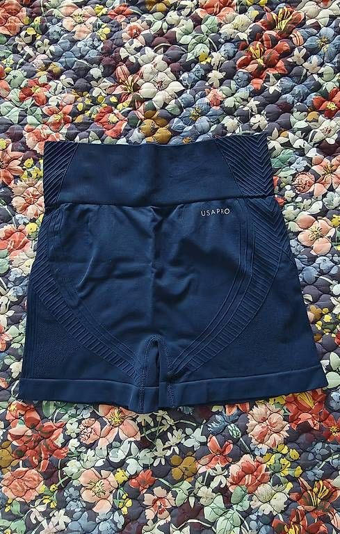 Leggings: Short sans coutures de USA Pro - Taille 38 – Usato da Fribourg venduto da cov_5s7x
