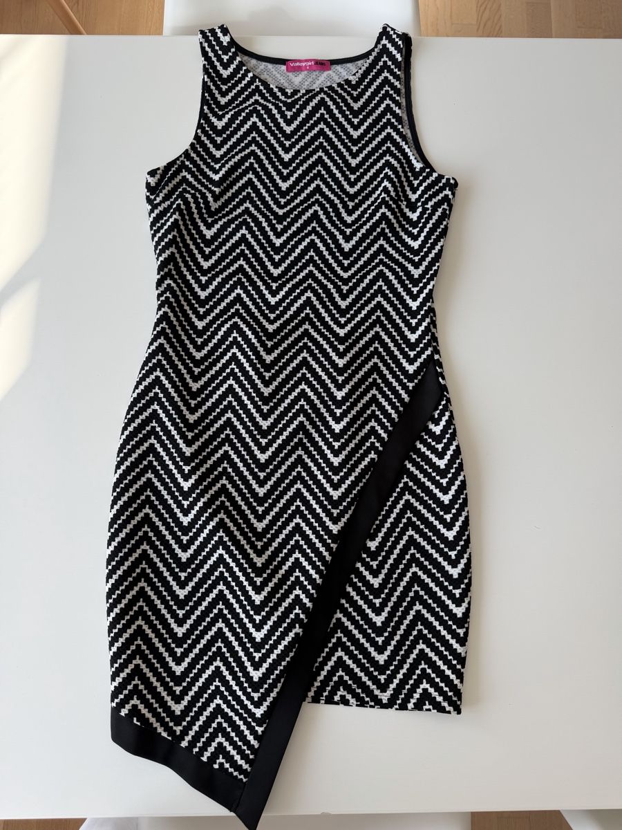 Kleider: Dress, Black White Zigzag, Size 8 – Gebraucht aus Wallisellen von EncoreAtelier 1