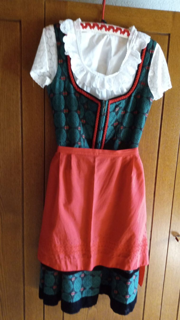 Robes: Original Salzburger Dirndl mit Bluse – D'occasion à Uttigen par son_2rzv