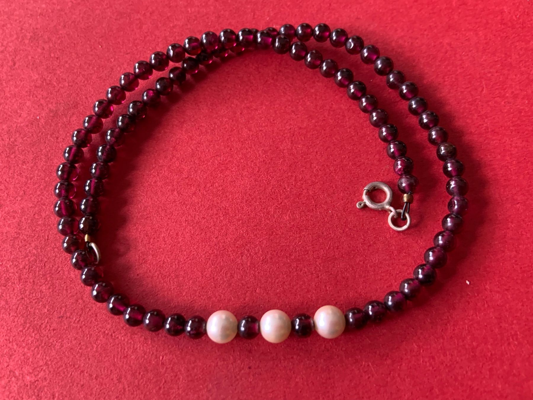 Catenine: Steinketteli rot mit 3 Perlen (40cm) – Usato da Laufen venduto da Bellebellezza
