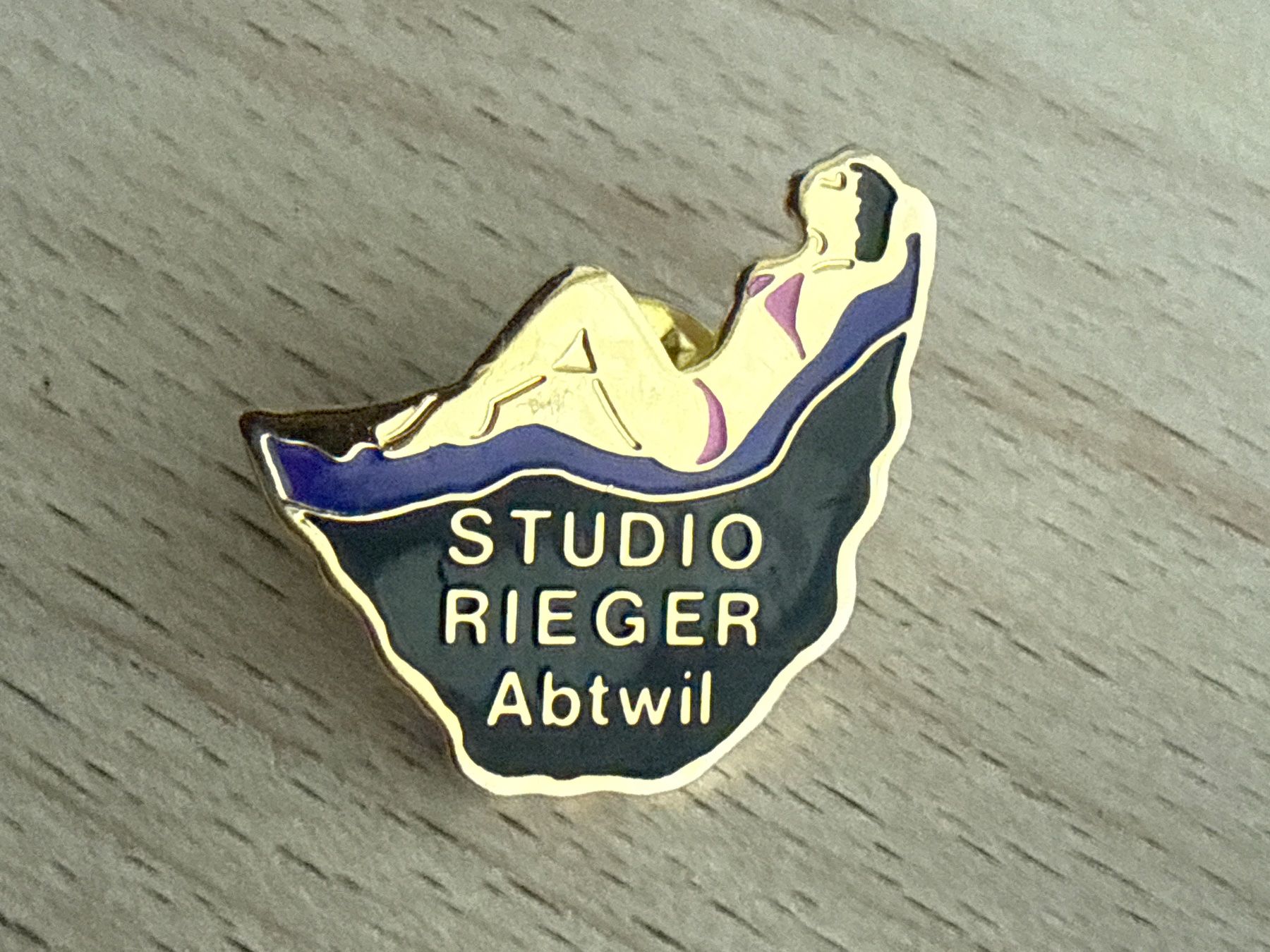Placchette & Badge: Pin STUDIO RIEGER Abtwil – Usato da Glattbrugg venduto da Schweigmatt