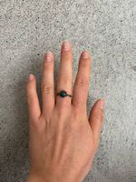 Goldener Ring mit grünem Stein