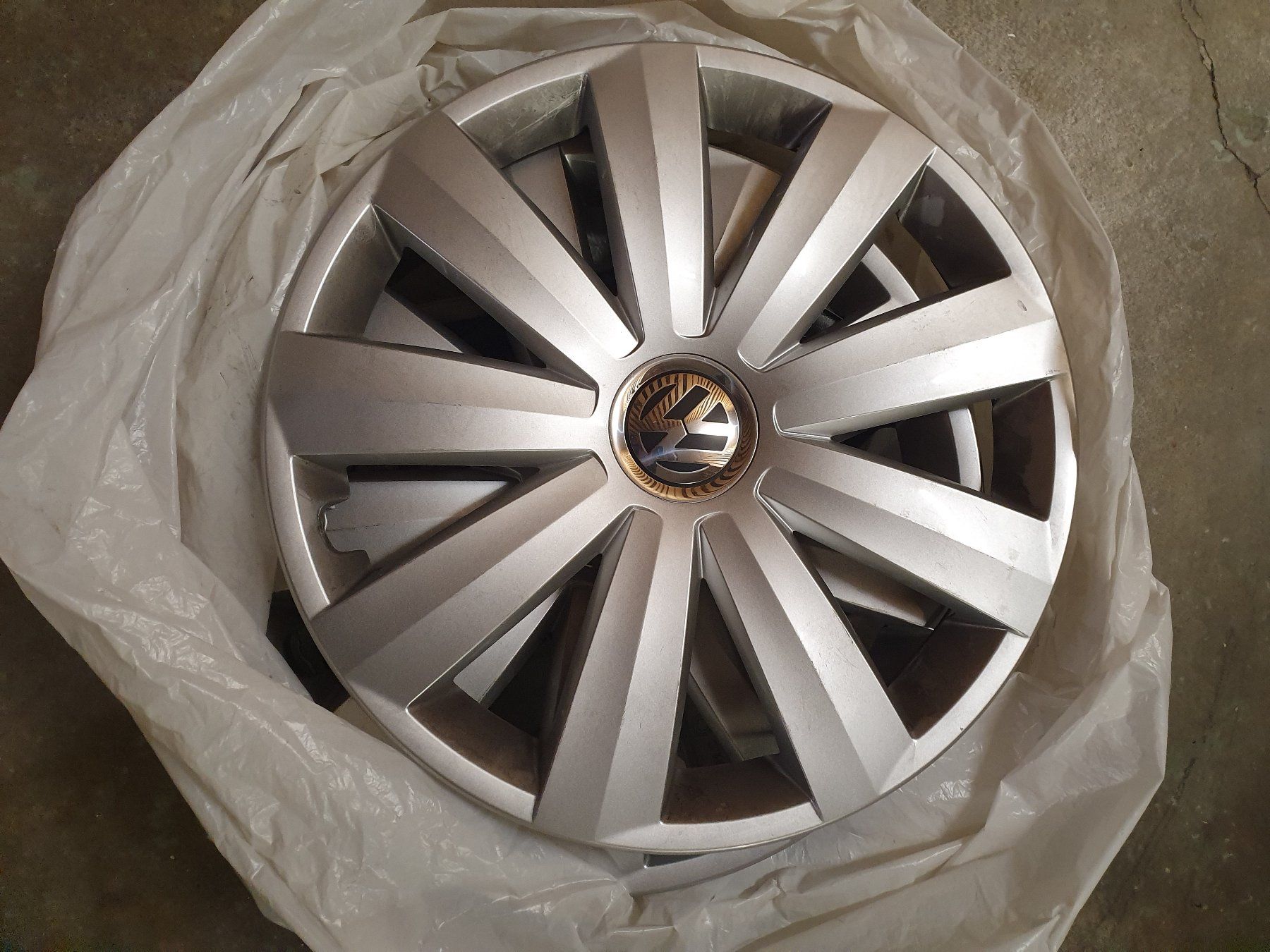 Tutti pezzi di ricambio auto: 4x VW Radkappen / Nabendeckel PA66-MD15 - 15 Zoll – Usato da Zürich venduto da Levithani