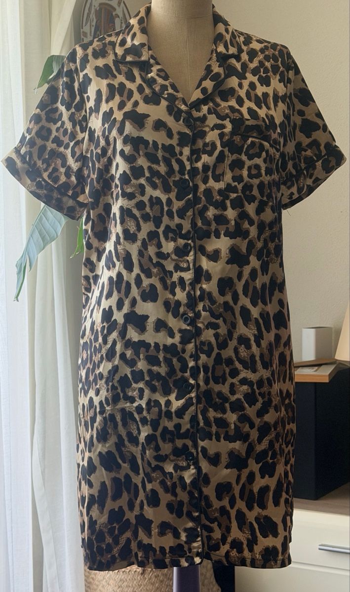 Negligees & Pigiami: Chic Leopard Print Short Sleeve Pyjama Shirt – Usato da Bouveret venduto da dou_g8q7