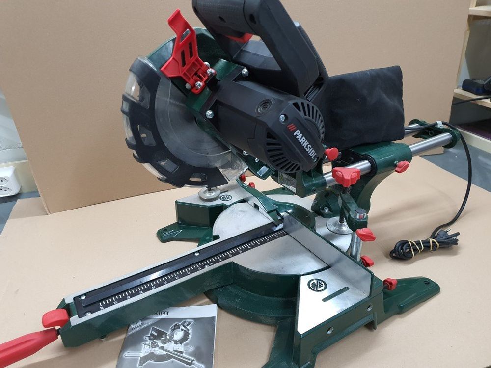 Yato XXL Zug-Kapp-Gehrungssäge Mit Laser – 1800W, 5000 U/min, 305 Mm Sägeblatt, Schnitt Bis 105 Mm