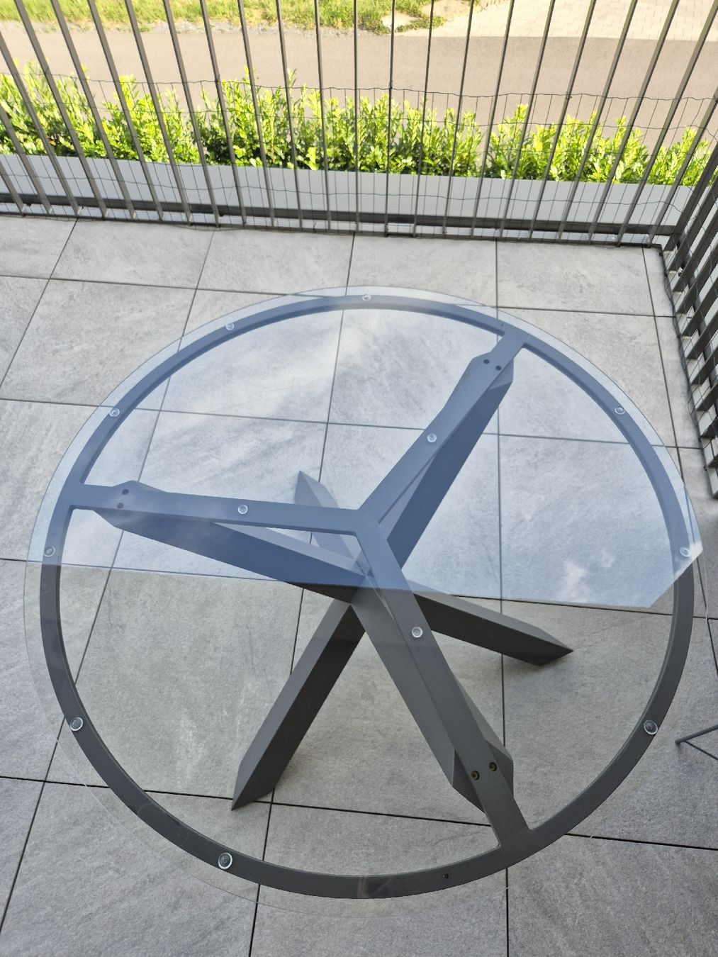 Tavoli: Runder Gartentisch mit Glasplatte, moderne Optik – Usato da Au SG venduto da kenobi14 2