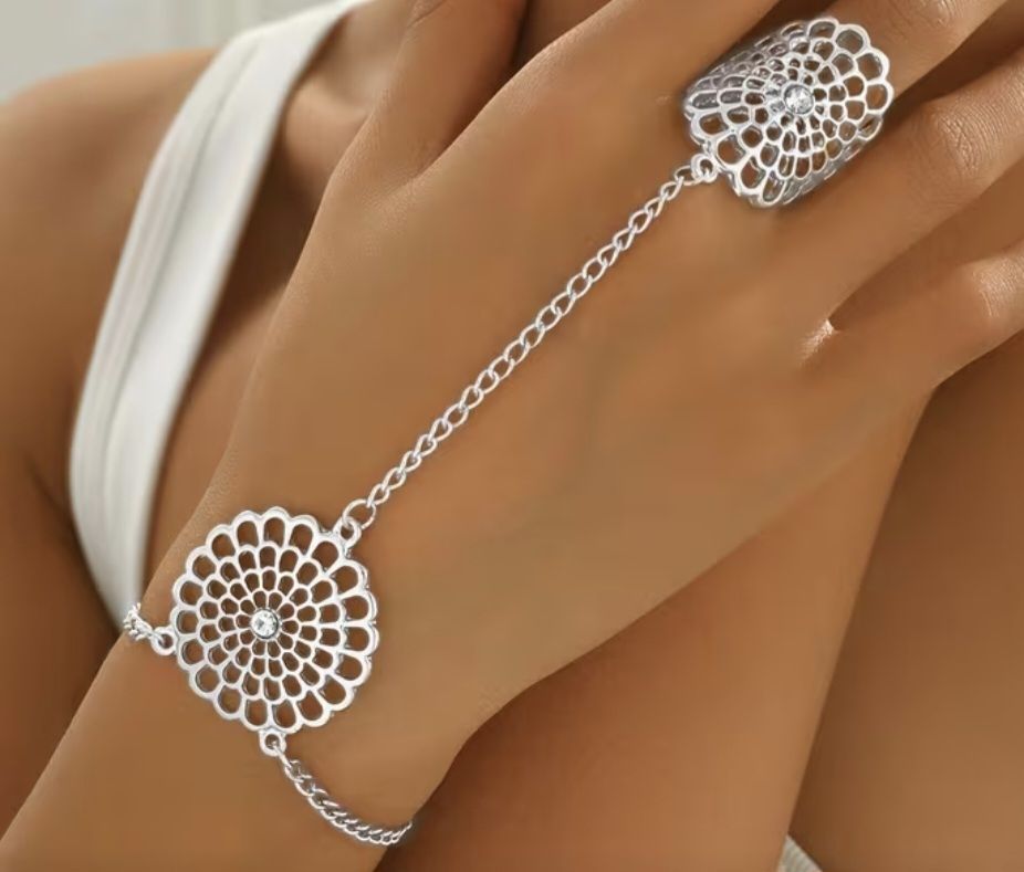 Bracciali & Braccialetti: Bracciale con anello, decorato con motivo floreale e strass – Nuovo (secondo la descrizione) da Giubiasco venduto da Stefaniav