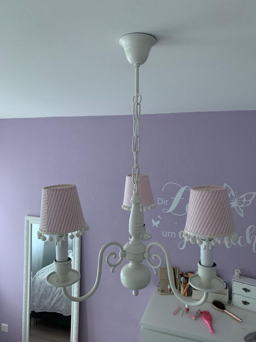 Lampade: Schöner Kronleuchter in rosa/weiß – Usato da Bonstetten venduto da VCLS