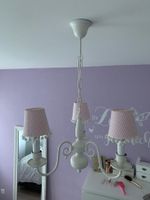 Schöner Kronleuchter in rosa/weiß