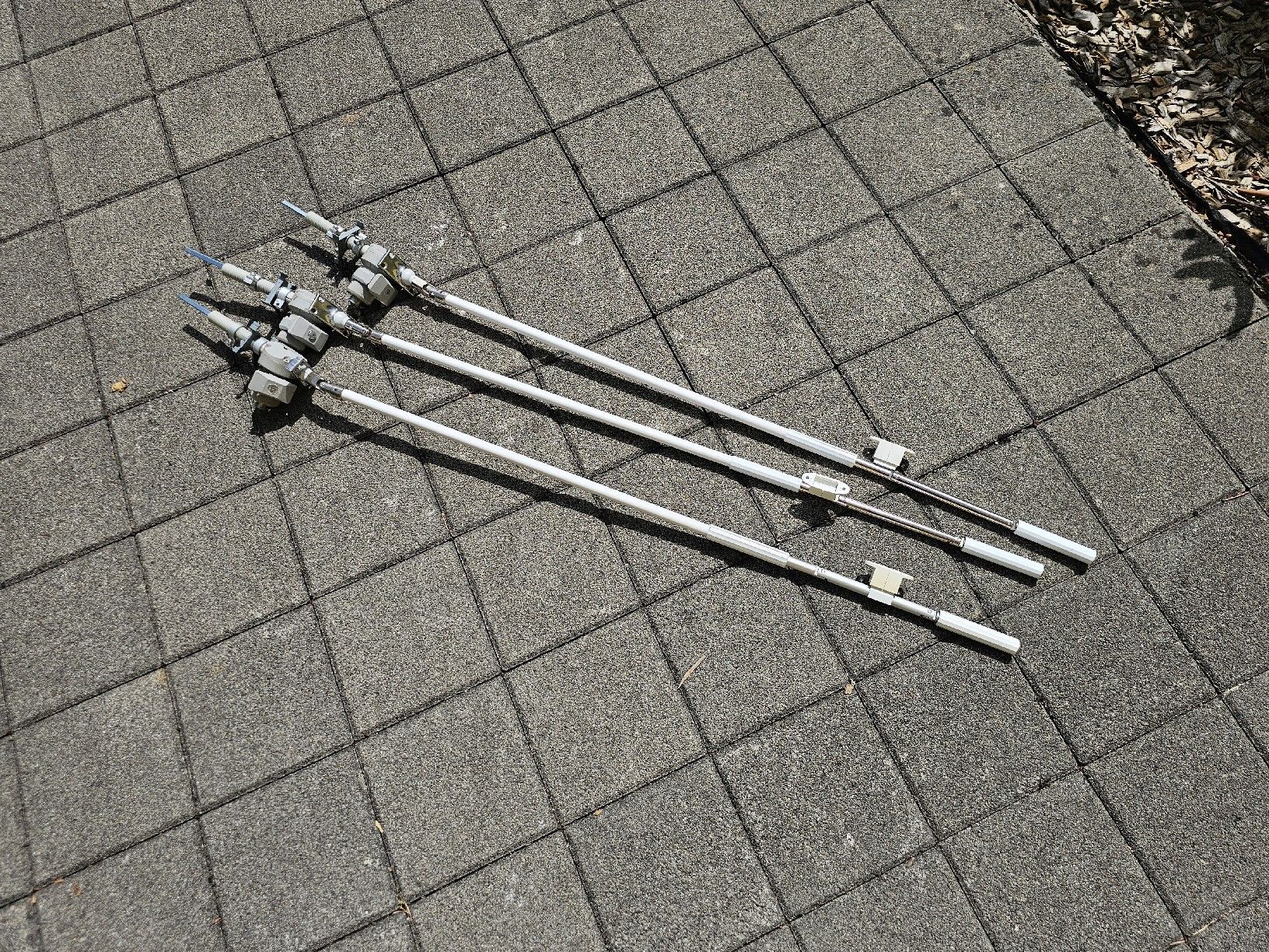 Marquises: 3 Handantriebe Lamellenstoren – D'occasion à Burgistein par chillyB