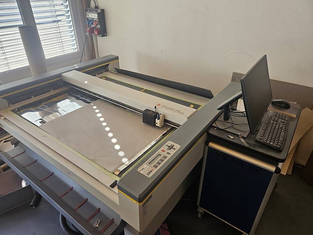 Imprimantes: Zünd Flachbett Plotter Schneidplotter P1200 plus – D'occasion à Einsiedeln par RomanB. 1