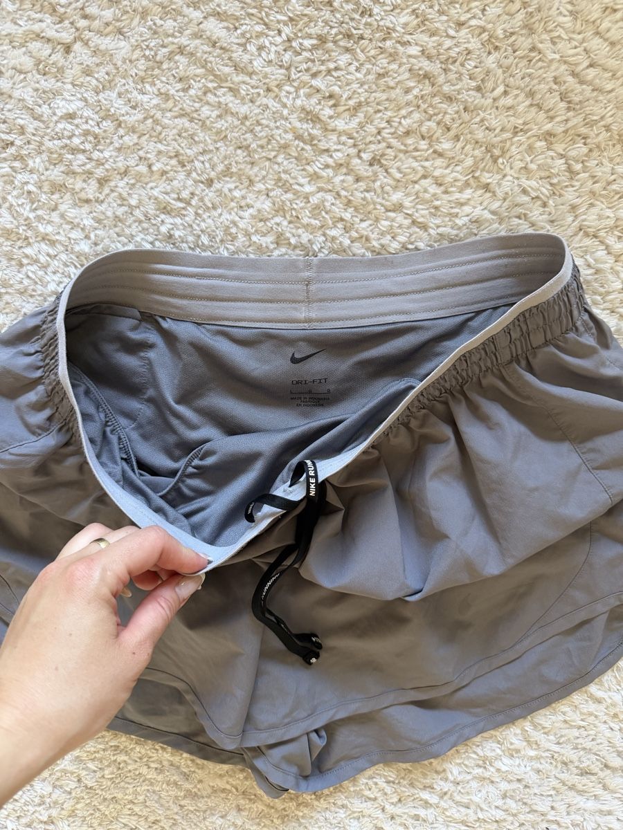 Nike Hosen: Shorts de course Nike Dri-Fit gris   – Neu (gemäss Beschreibung) aus Genève von car_cq69 1