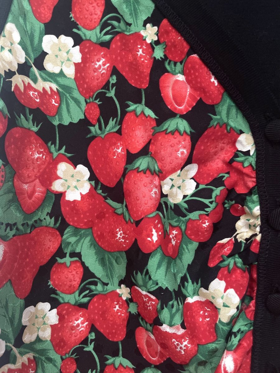 Dolce & Gabbana Top: Dolce & Gabbana Strawberry Top – Usato da Stäfa venduto da Nicole093 4