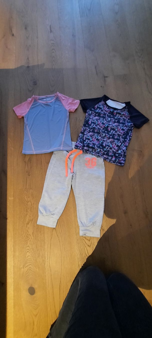Kleiderpakete & -sets: Sportkleider Gr. 122-128 – Gebraucht aus Pfäffikon ZH von some82 1