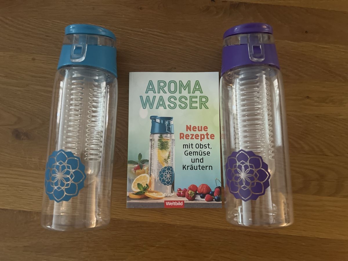 Trinkflaschen & Thermosflaschen: Wasserflaschen Set 2 Stk. mit Rezeptbuch – Gebraucht aus Uznach von Apuutze