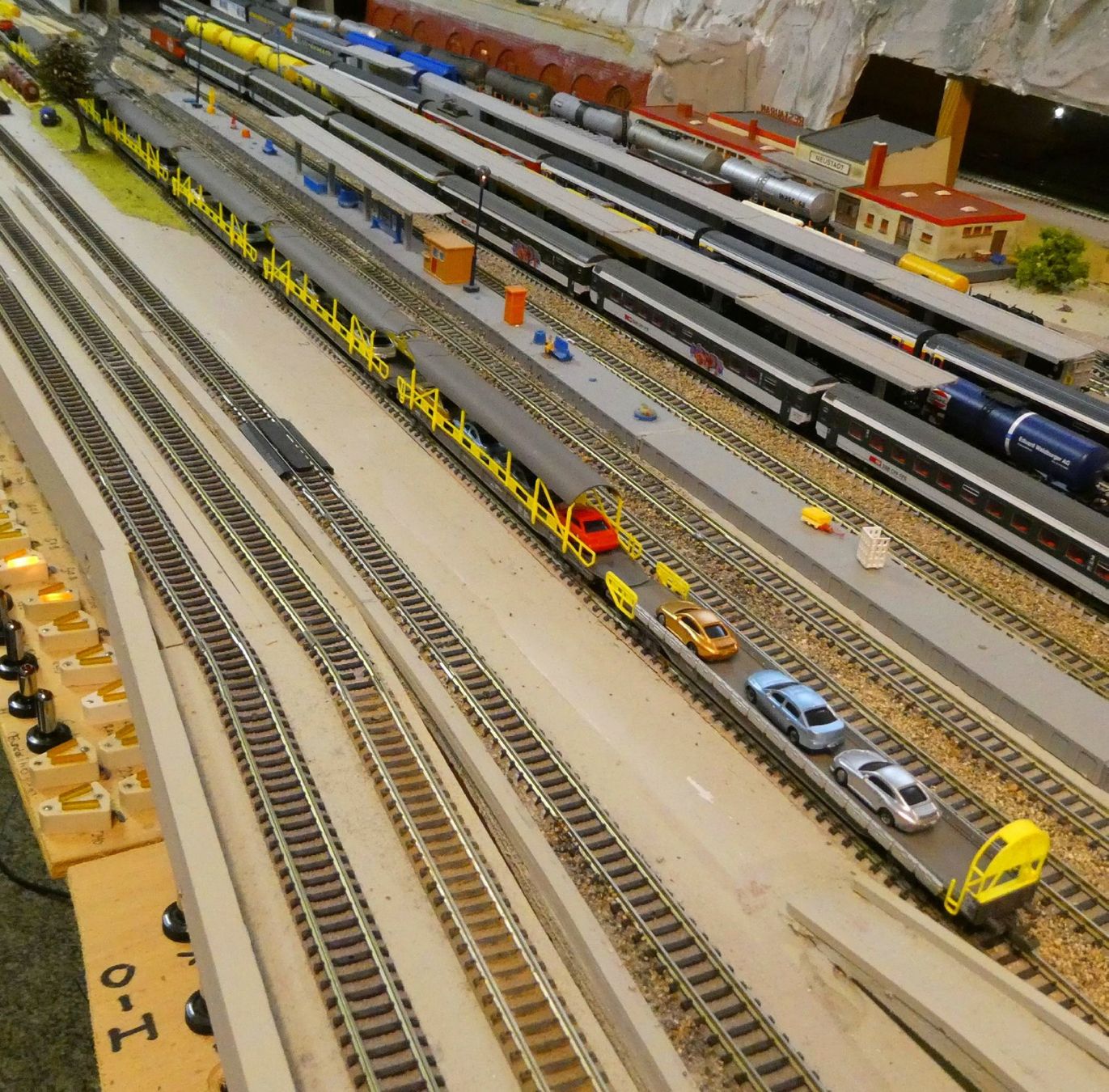 Hobbytrain Modelleisenbahnen: 7 Hobbytrain Autowagen mit 25 PW – Neu (gemäss Beschreibung) aus Rupperswil von Ropi03