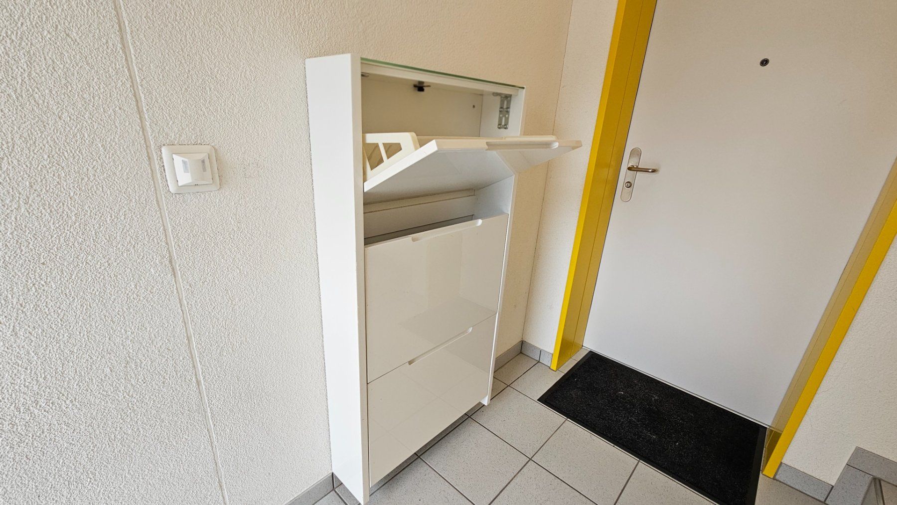 Armadi: Schuhkipper dreitürig weiss mit Glastablar – Usato da Einsiedeln venduto da sternen-staub01 1