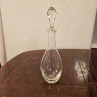 Dekorative Vintage-Kristallkaraffe mit Glasstopfen.