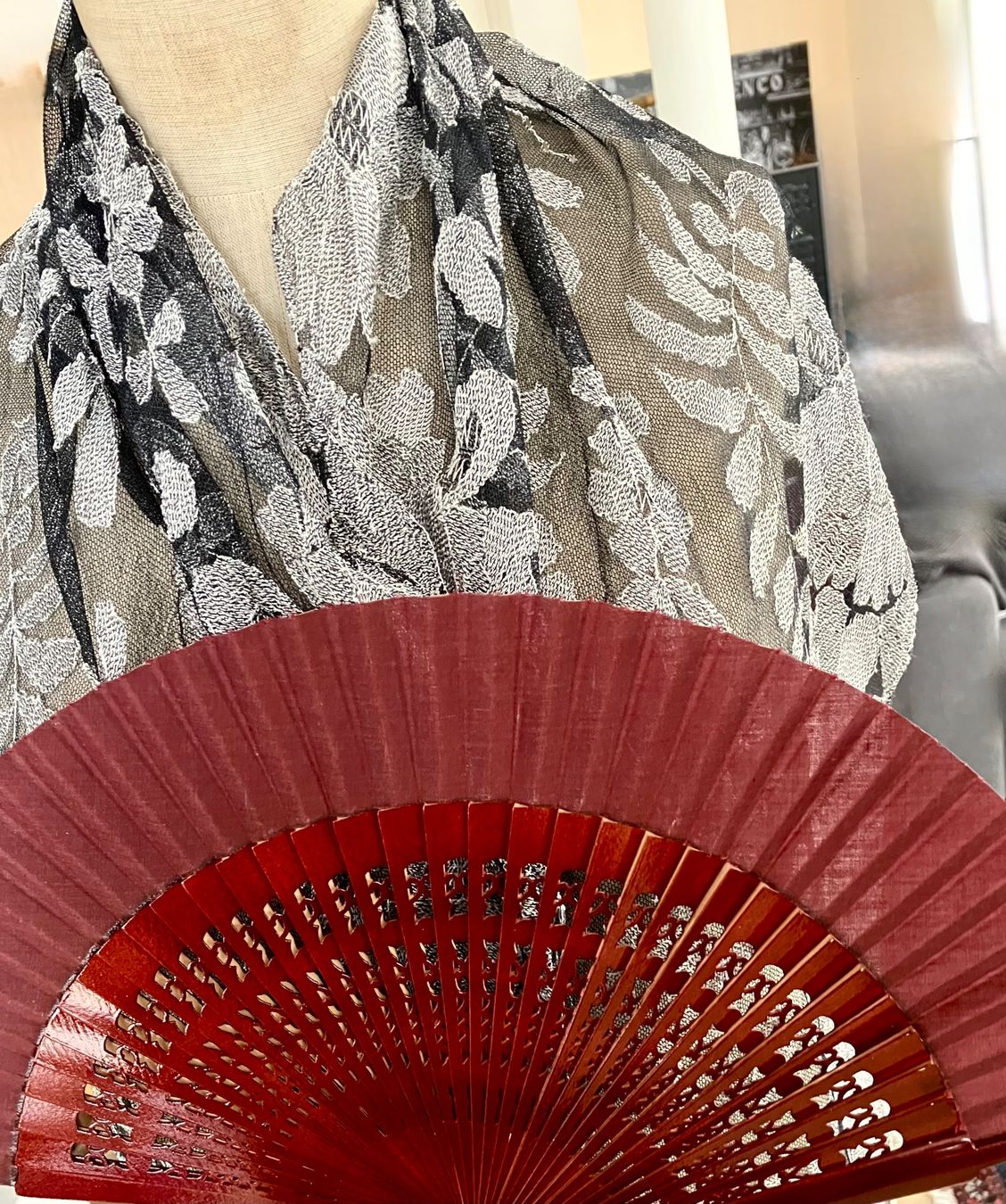 Tutte le decorazioni: Weinroter Fächer aus Spanien 23cm Länge – Usato da Schaffhausen venduto da NinaRicardo 3