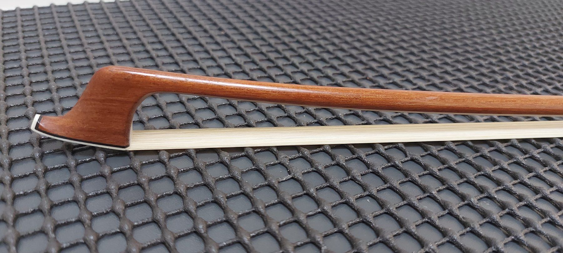 Strumenti musicali: Jean de Smet Cellobogen 78 gr. L=71-Cmm – Usato da Glattbrugg venduto da Swissmusik 2