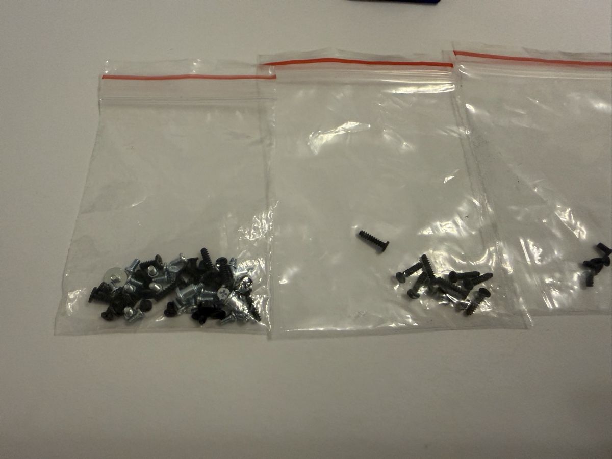 Tutti gli attrezzi: Nintendo Switch Schrauben Set screws with repair tool kit – Usato da Zürich venduto da arr_vq5w 1