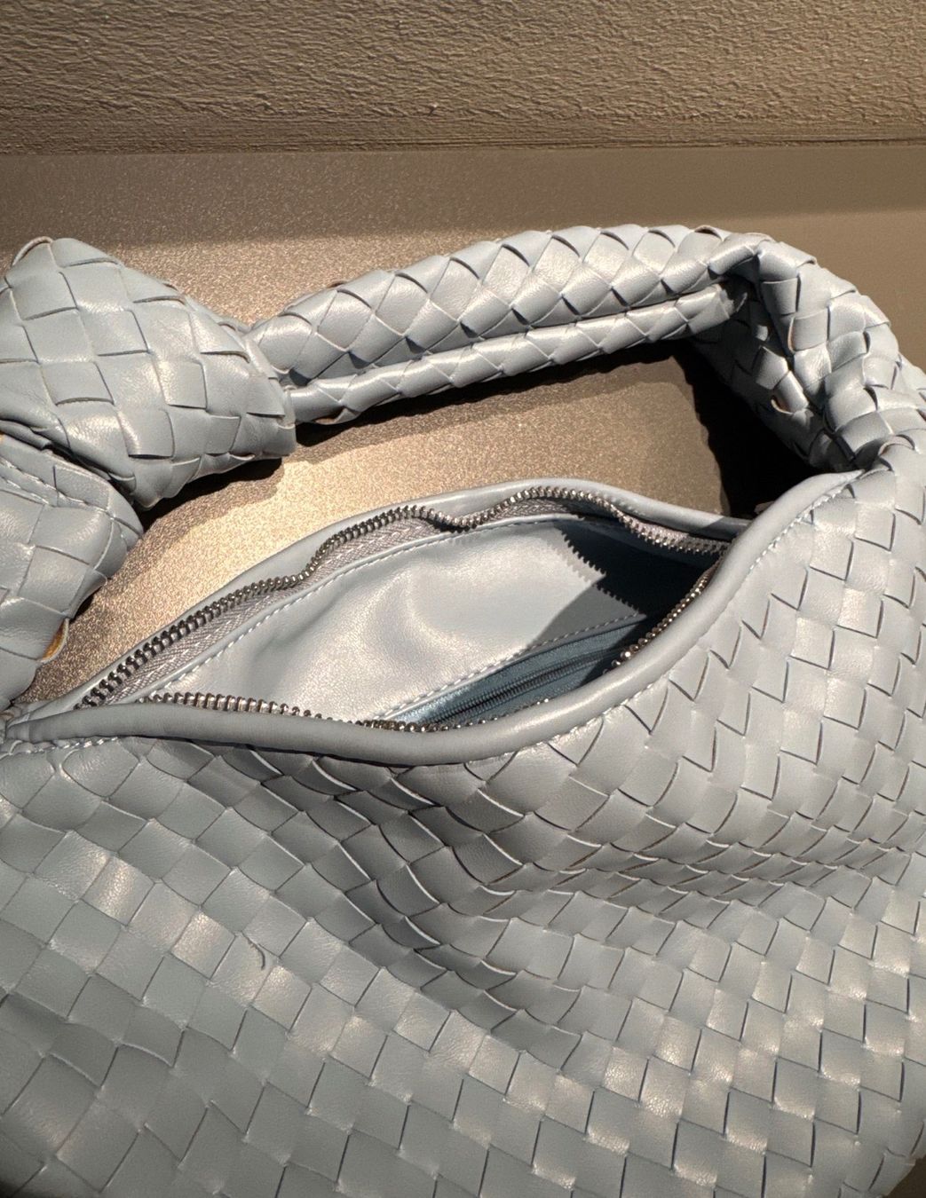 Borse da donna: Handtasche hellblau Leder geflochten – Usato da Unterseen venduto da itslisasp 1