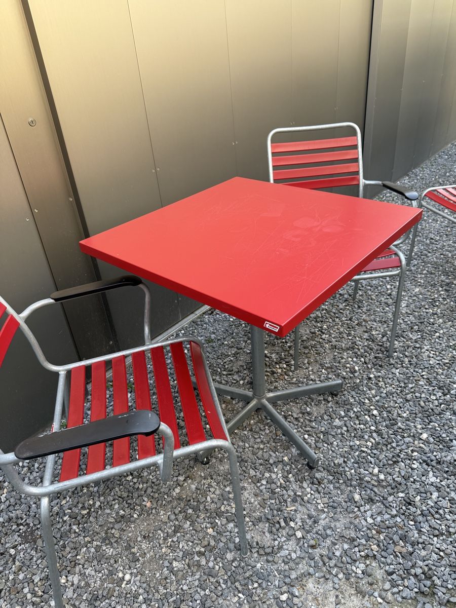 Tavoli: Gartentisch von Schaffner rot – Usato da Horgen venduto da Pezi8810