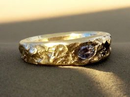 Wilder Naturstyle-Ring,  Weissbronze mit Saphir, Gr. 51.5