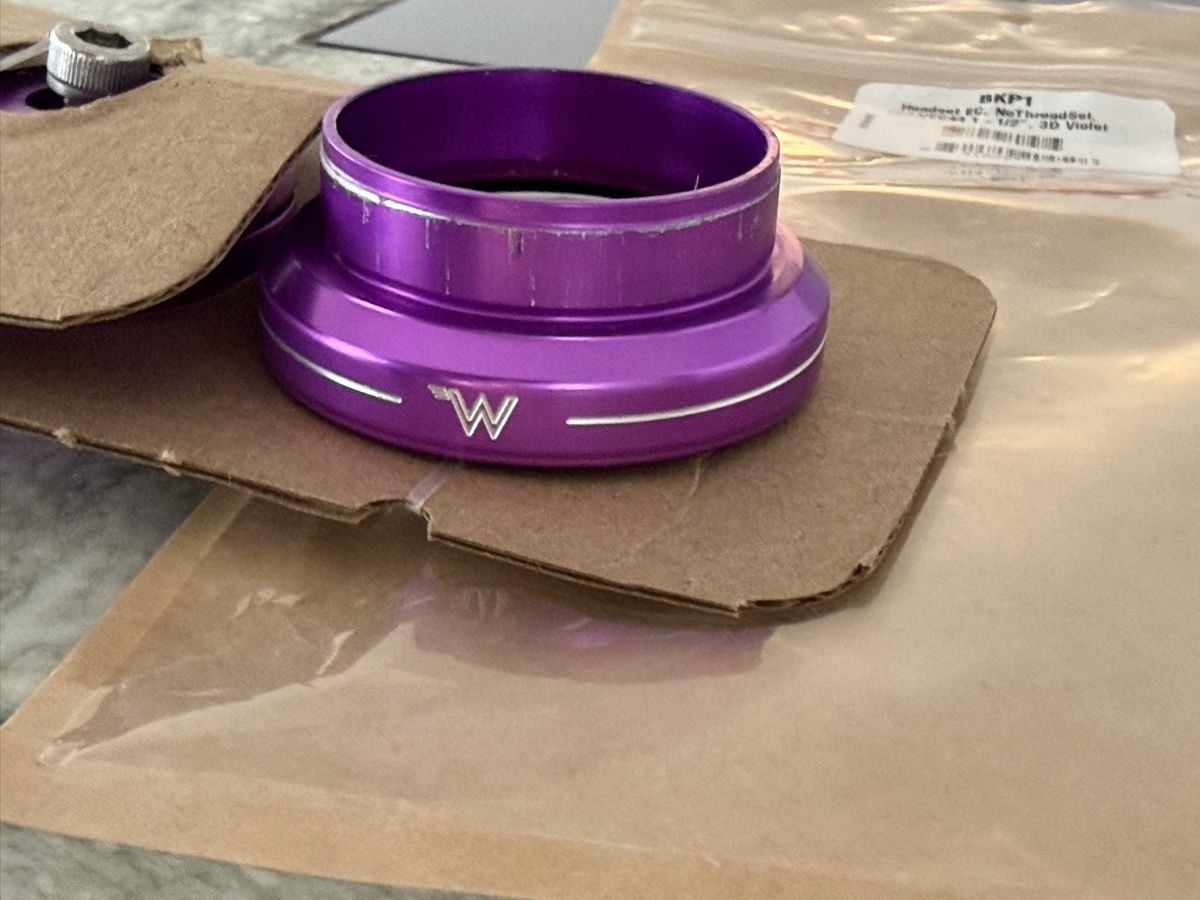 Pezzi di ricambio: White Industries Steuersatz EC34/EC44 1 1/2" Violett – Usato da Männedorf venduto da Carlito 1