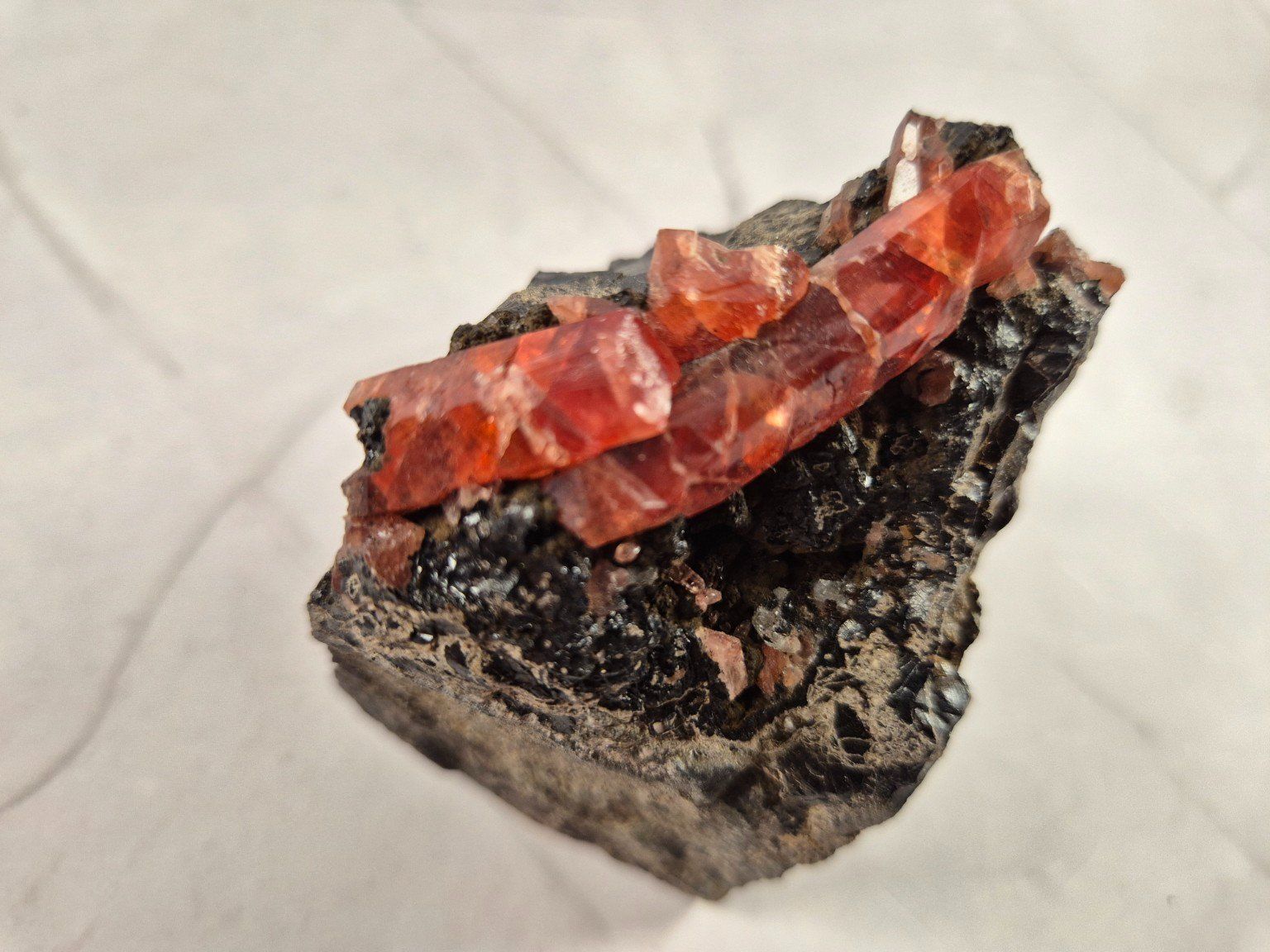 Minerali & Pietre curative: Vanadinite sur matrice sombre – Usato da Sugnens venduto da Madteus82 2