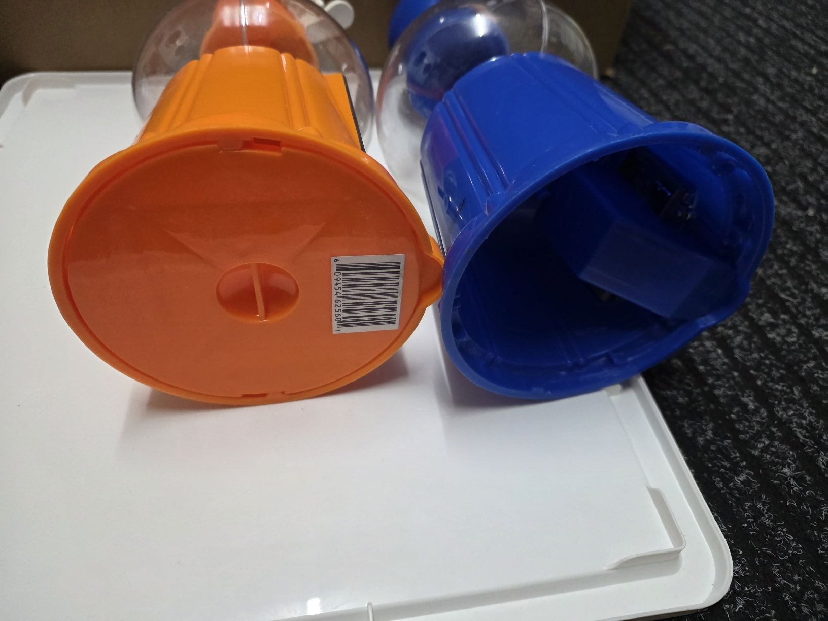 Statuette: M&M's Spender Set, Orange & Blau Figur – Usato da Dorf venduto da Echo_Elements 2