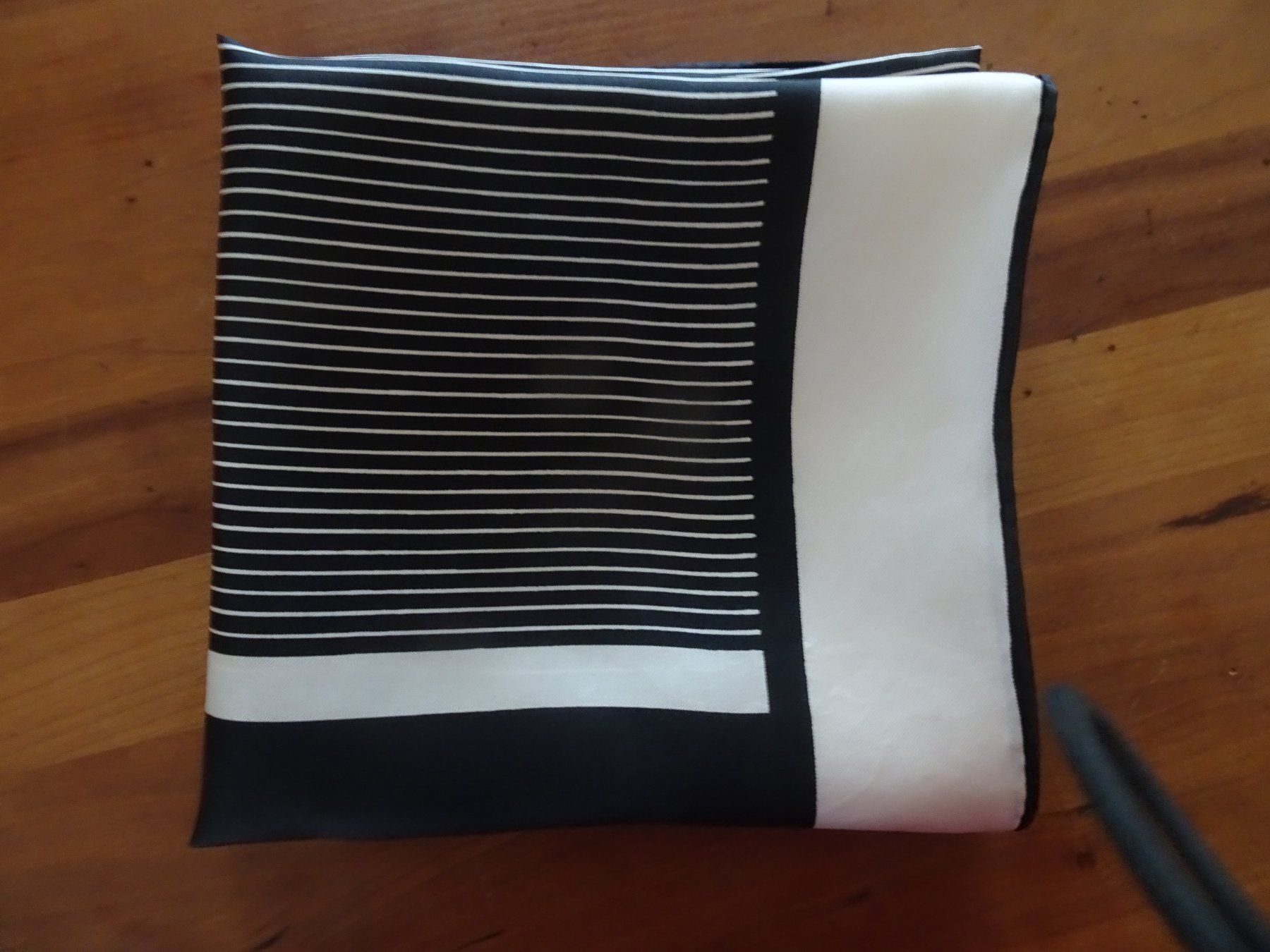 Foulard & Sciarpe: Elegantes schwarz-weisses Seidentuch – Usato da männedorf venduto da purzelchen 3
