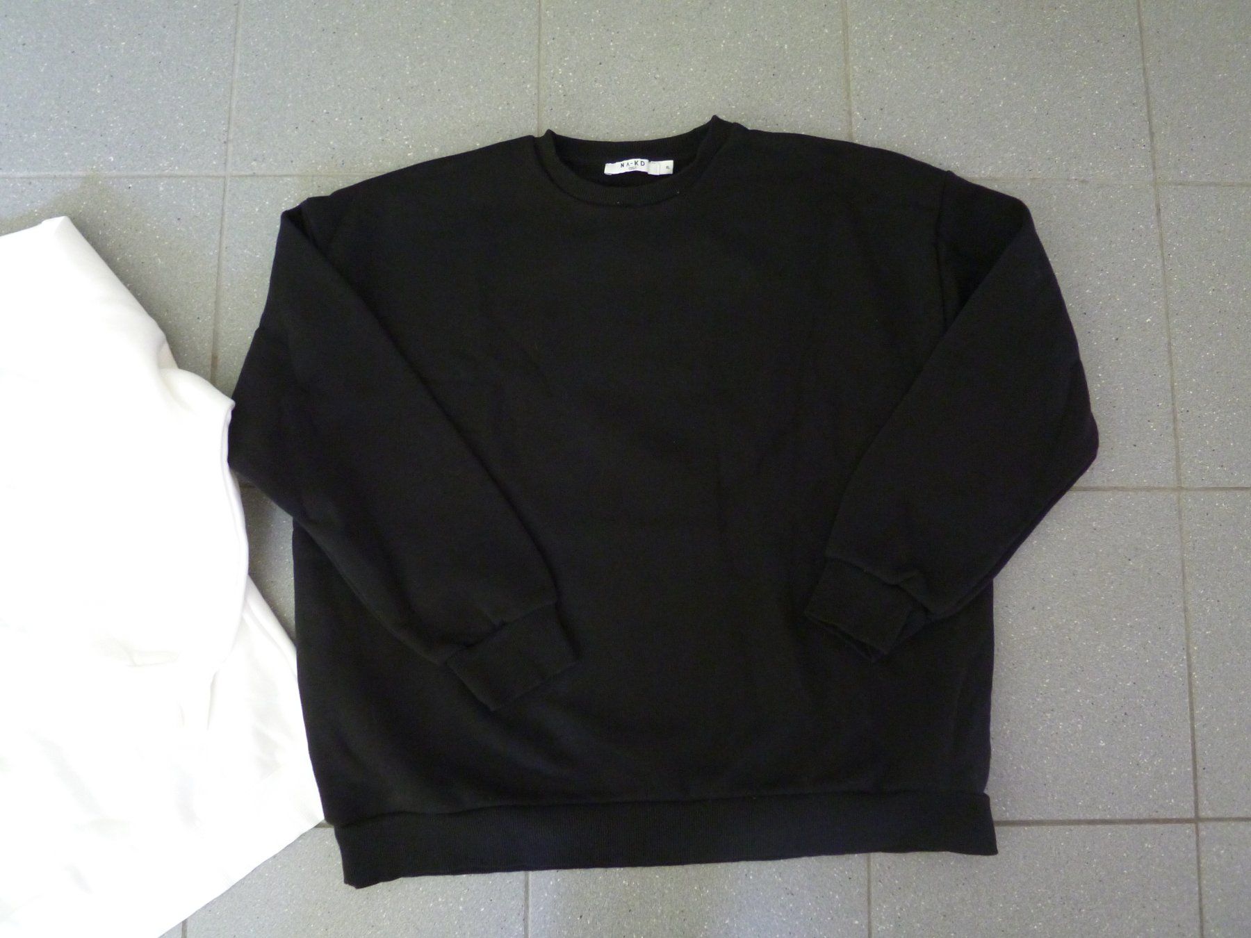 Na-kd Maglioni & Felpe: Stk. 2  weisser und schwarzer NA-Kd XL oversize Pullover – Usato da Dättlikon venduto da Mamakuga 2