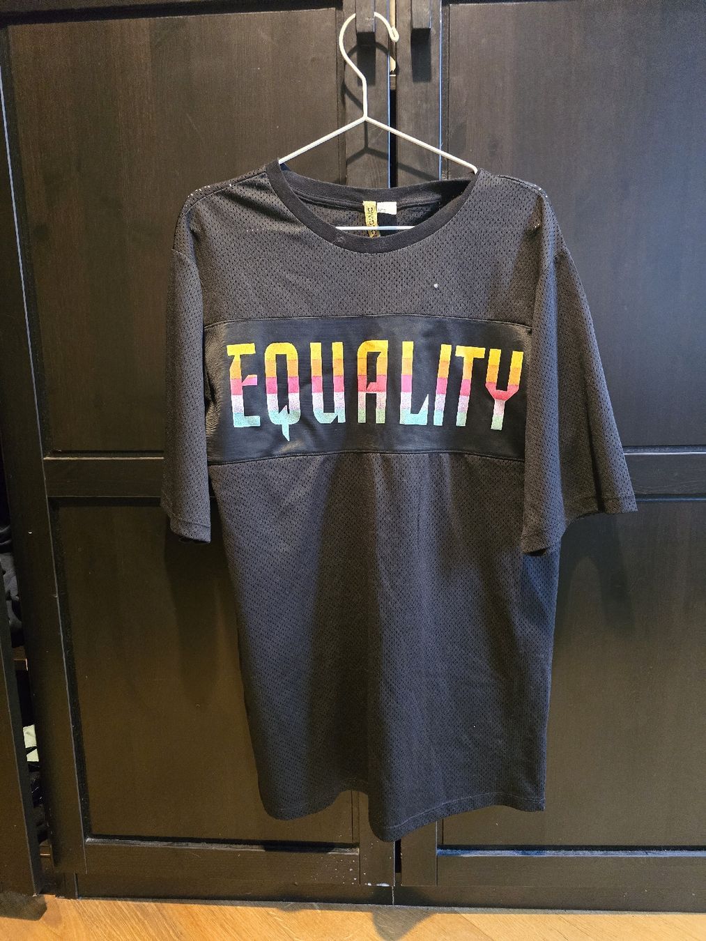 T-shirt: equality unisex t-shirt – Nuovo (secondo la descrizione) da Zürich venduto da joa_26k8
