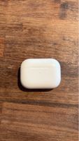 Apple Airpods Pro Ladehülle mit Kopfhörer Links gebrauch