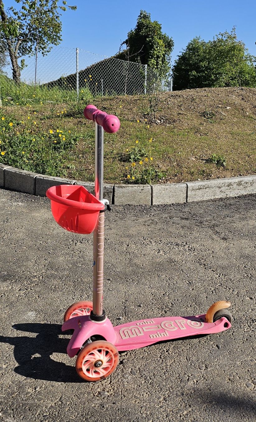 Micro Kickboard: Micro Mini rosa Trotti mit Korb und läuchtenden Räder – Usato da Zufikon venduto da Dadulka79