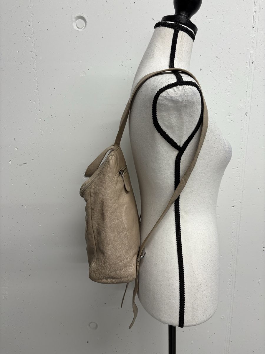 Zaini: NIKA Lederrucksack in beige – Usato da Regensdorf venduto da secondchancefashion 3