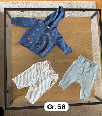 Baby Kleiderset Kapuzenjacke und zwei Hosen Grösse 56